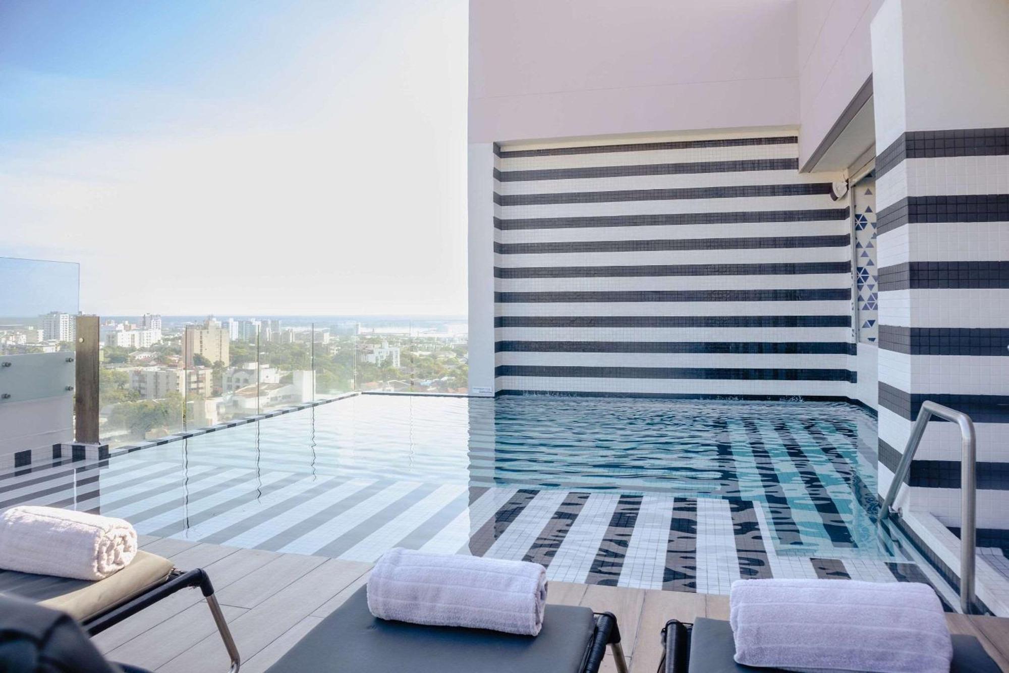 Faranda Collection Barranquilla, A Member Of Radisson Individuals Hotel Barranquilla  Eksteriør billede The rooftop pool at the hotel