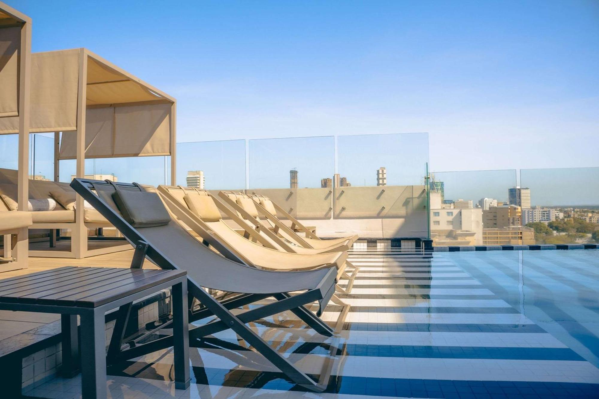 Faranda Collection Barranquilla, A Member Of Radisson Individuals Hotel Barranquilla  Eksteriør billede Rooftop pool at the hotel